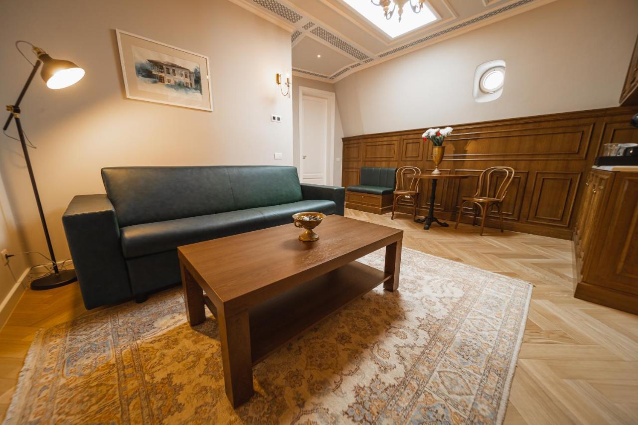 Templum Clava Hotel Bukares Bagian luar foto