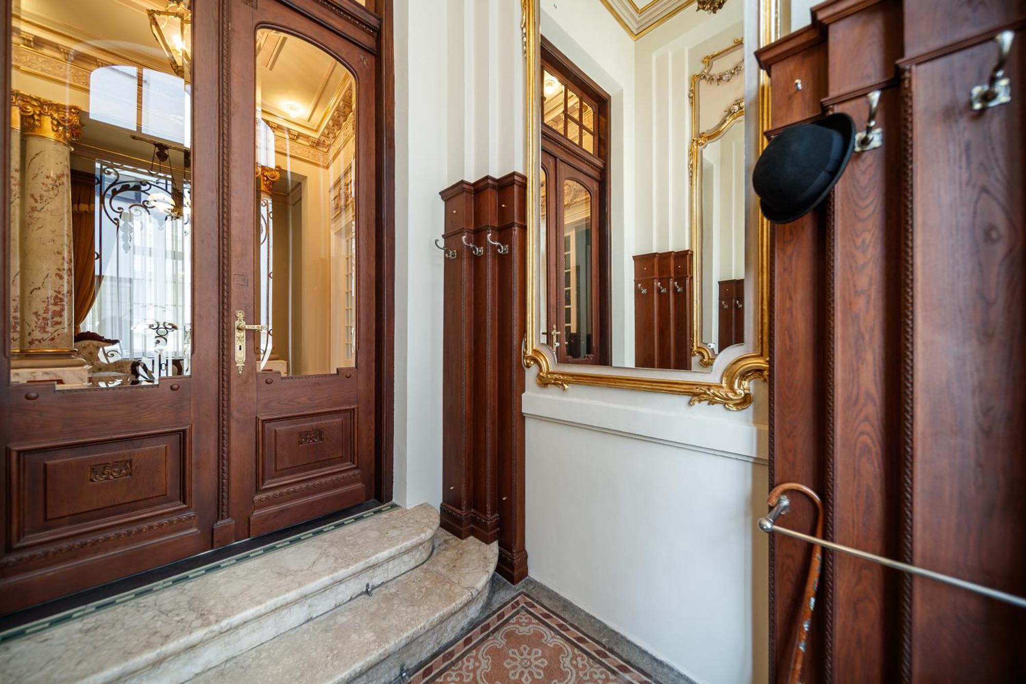 Templum Clava Hotel Bukares Bagian luar foto