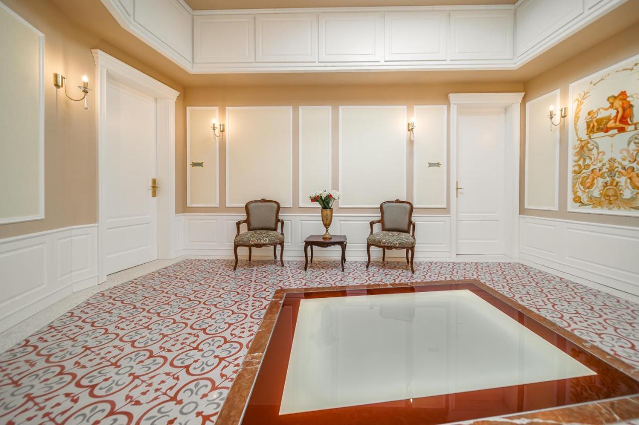 Templum Clava Hotel Bukares Bagian luar foto