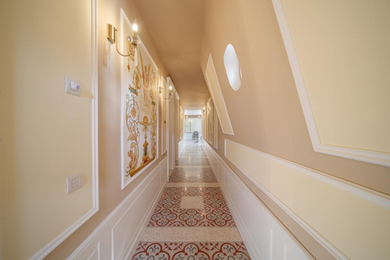 Templum Clava Hotel Bukares Bagian luar foto