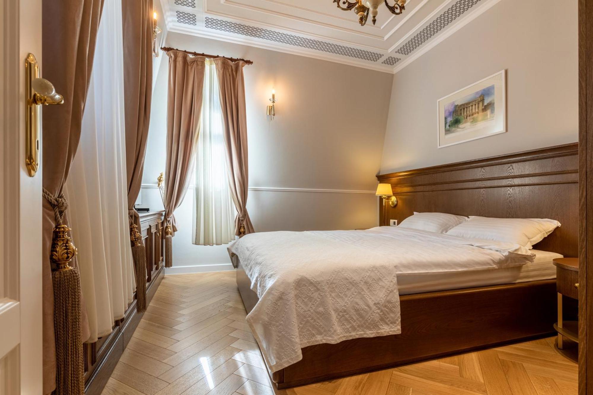Templum Clava Hotel Bukares Bagian luar foto