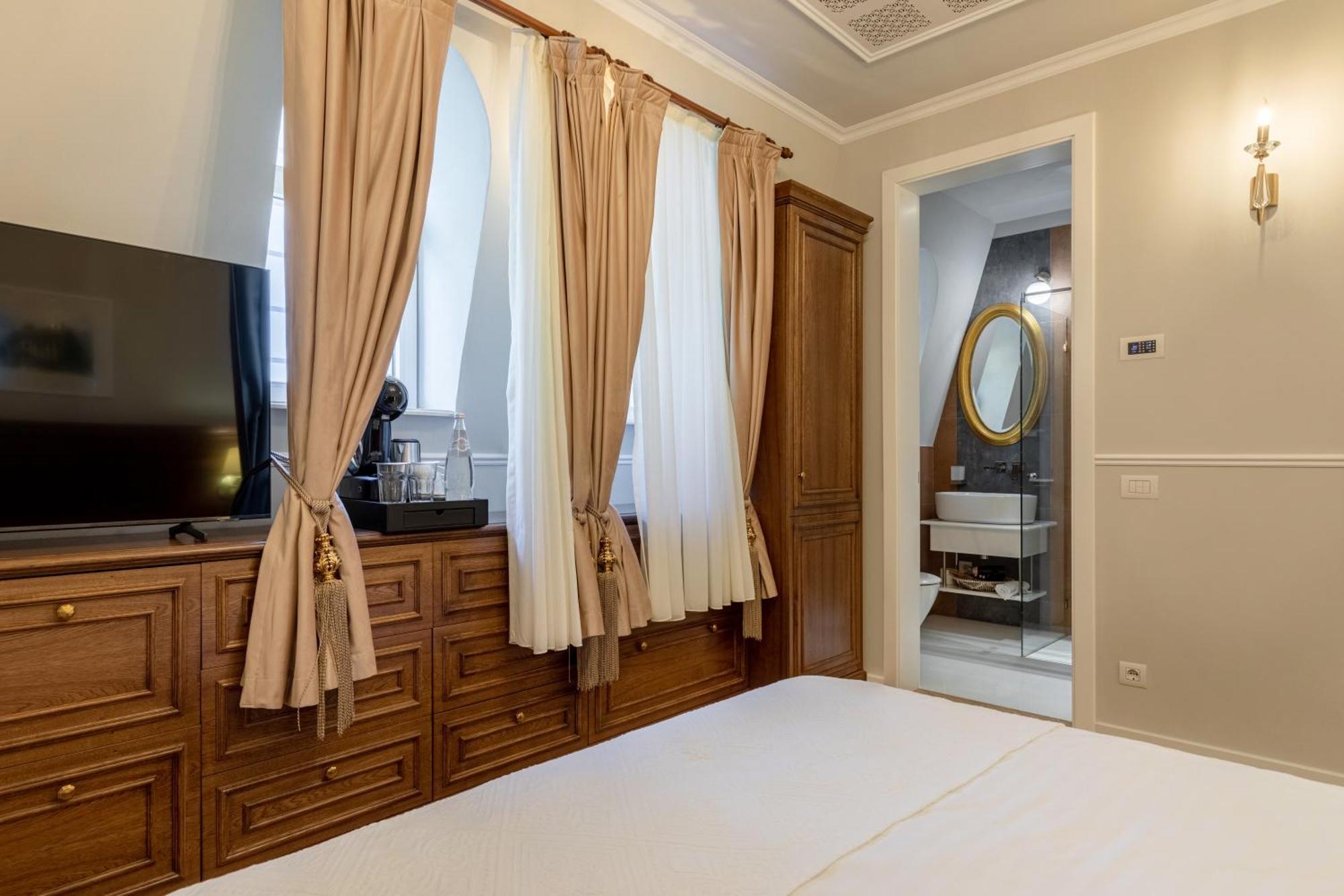 Templum Clava Hotel Bukares Bagian luar foto